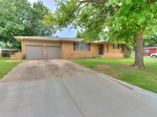 119 Thompson Drive, Moore, OK 73160