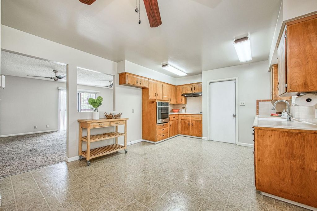 Image 14 of property listing at 638 W Sussex Way, Fresno, CA 93705