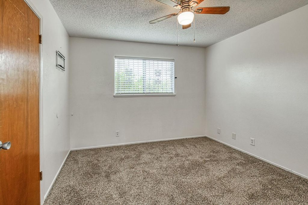 Image 19 of property listing at 638 W Sussex Way, Fresno, CA 93705
