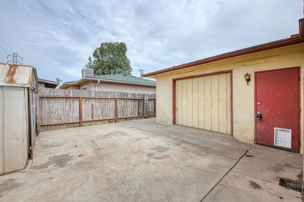 Image 26 of property listing at 638 W Sussex Way, Fresno, CA 93705