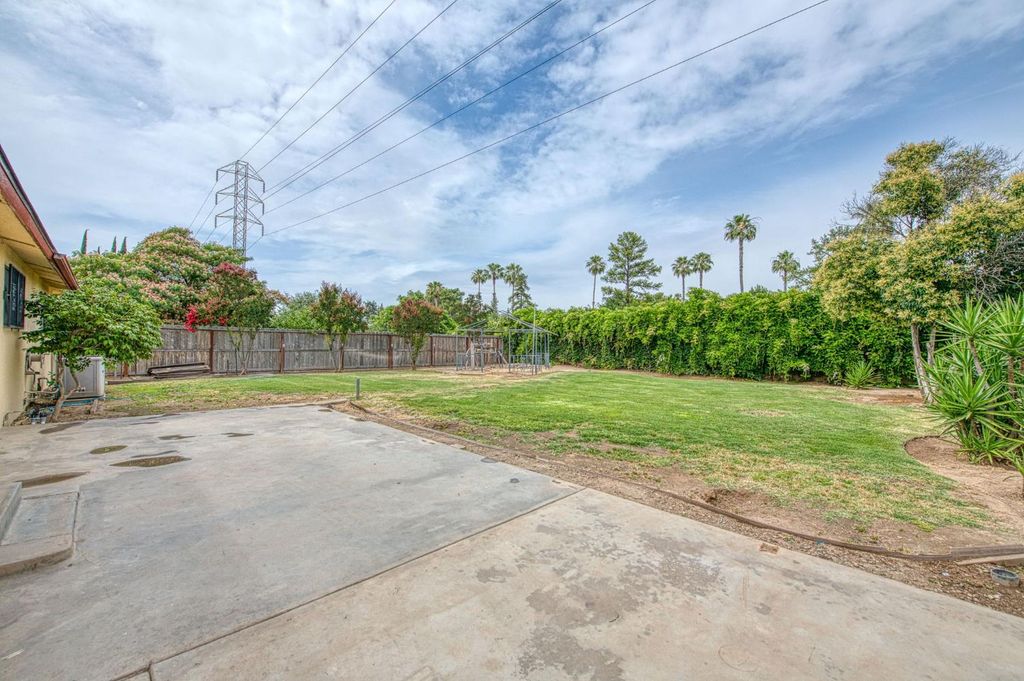 Image 27 of property listing at 638 W Sussex Way, Fresno, CA 93705