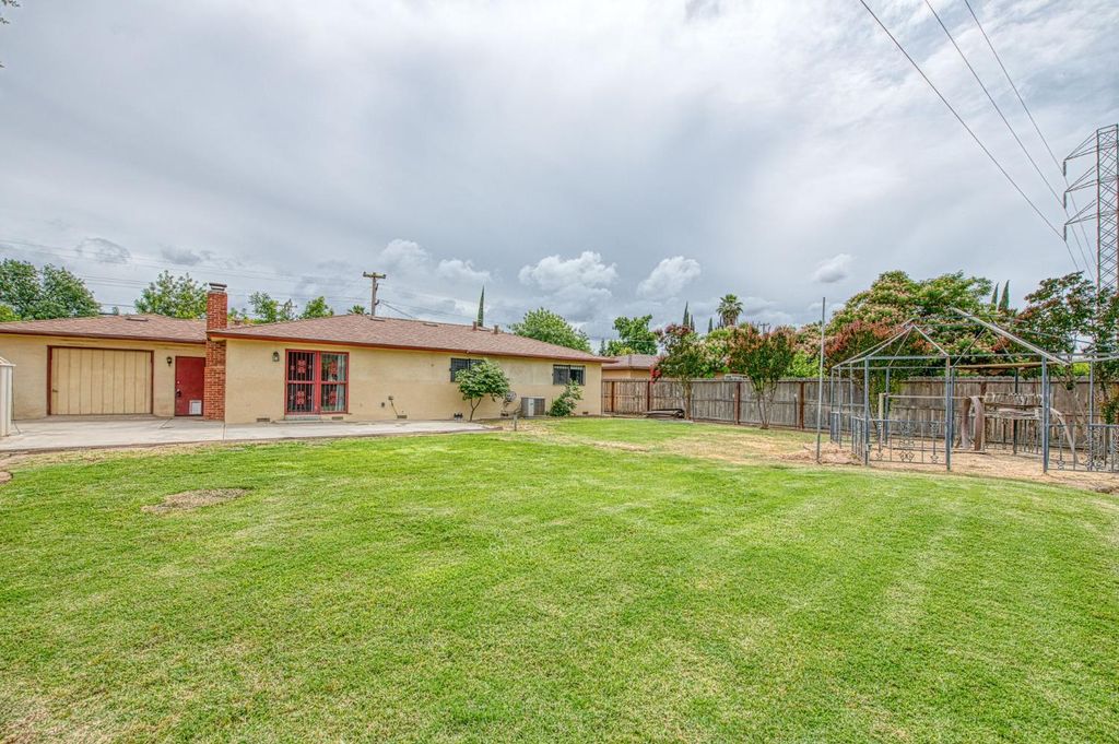 Image 28 of property listing at 638 W Sussex Way, Fresno, CA 93705