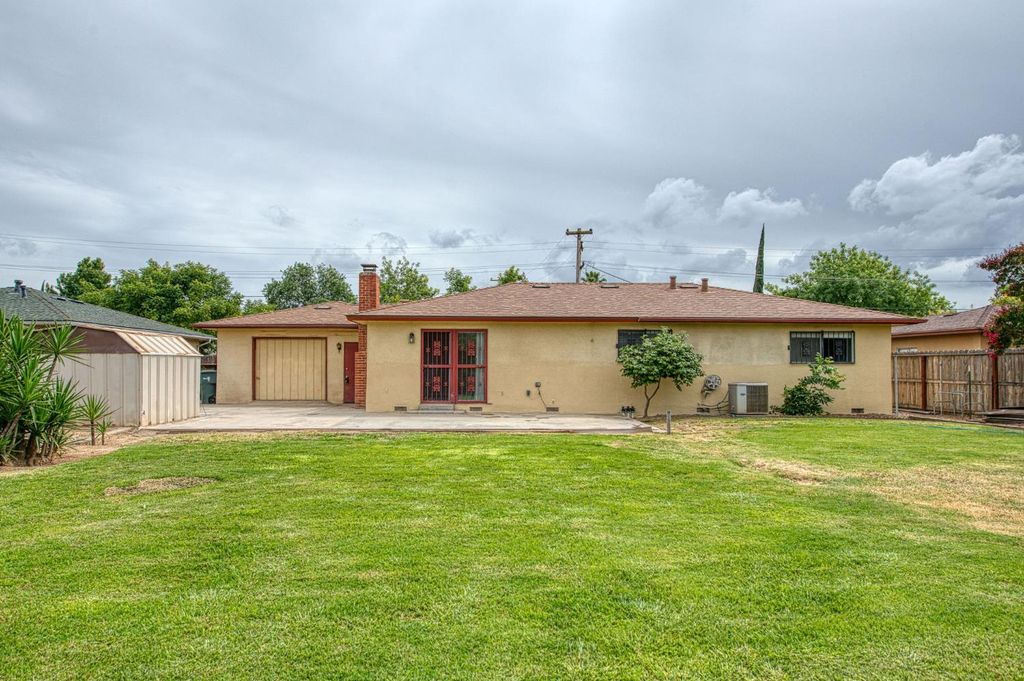 Image 29 of property listing at 638 W Sussex Way, Fresno, CA 93705