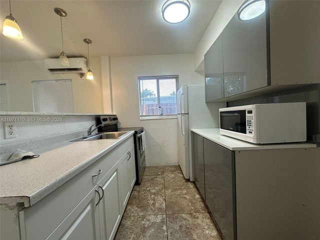 729 NE 6th St 2, Hallandale Beach, FL 33009