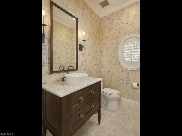 570 2nd AVE N, Naples, FL 34102