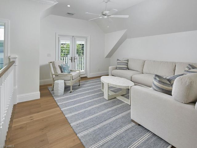 570 2nd AVE N, Naples, FL 34102