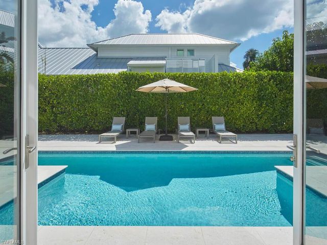 570 2nd AVE N, Naples, FL 34102