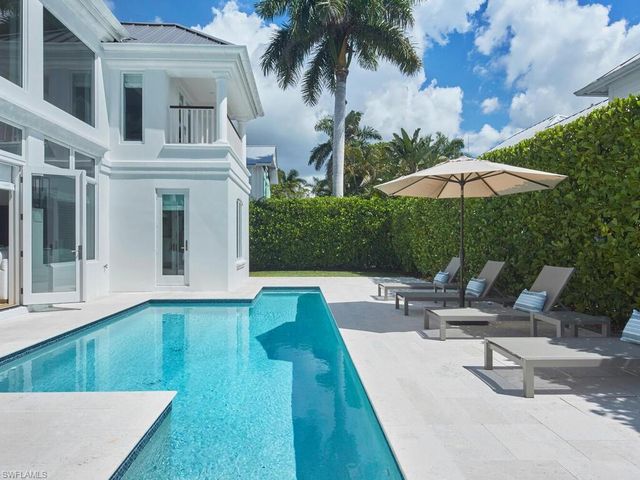 570 2nd AVE N, Naples, FL 34102