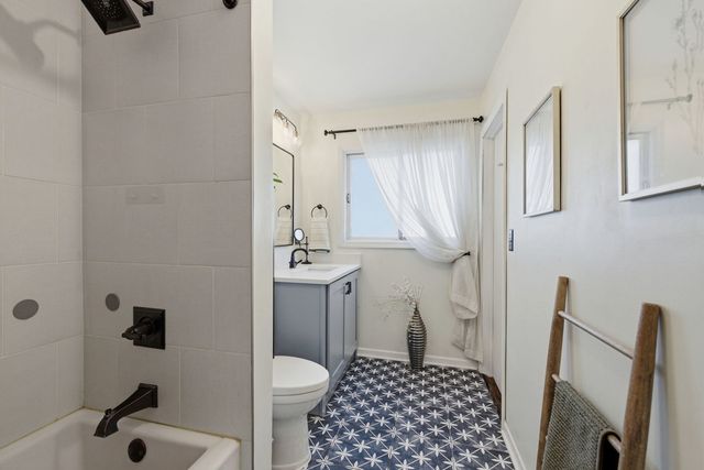 228 41st Street, Downers Grove, IL 60515