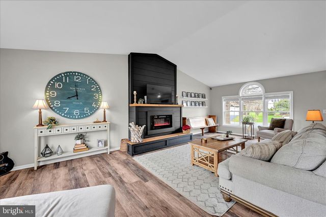 7 N BUTTERFLY DR, Myerstown, PA 17067