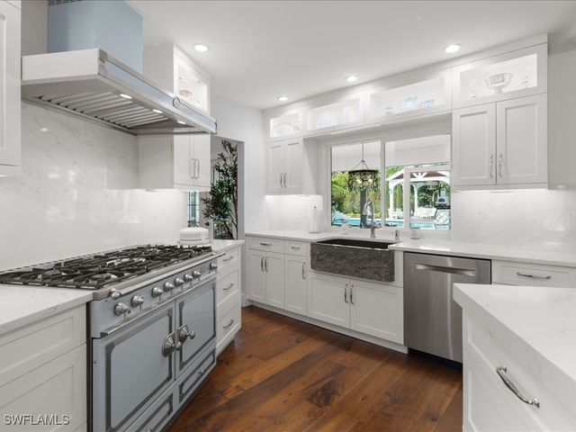 624 Ridge DR, Naples, FL 34108