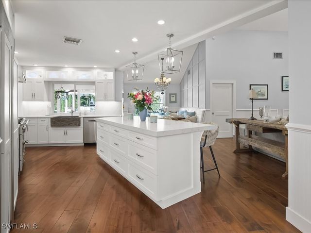 624 Ridge DR, Naples, FL 34108