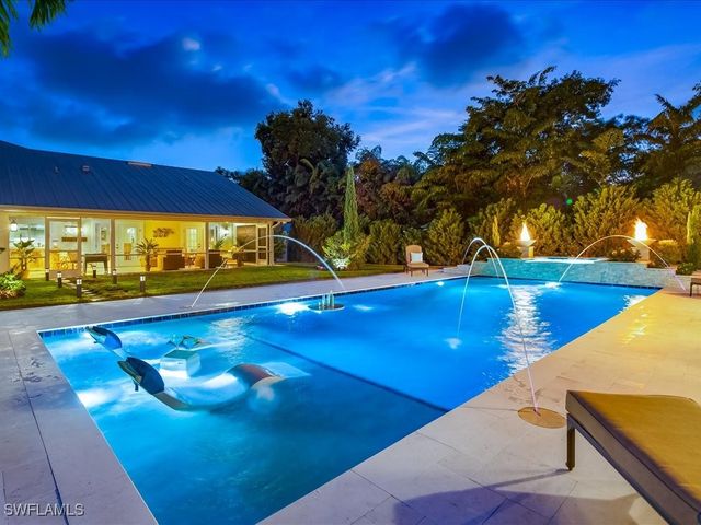 624 Ridge DR, Naples, FL 34108