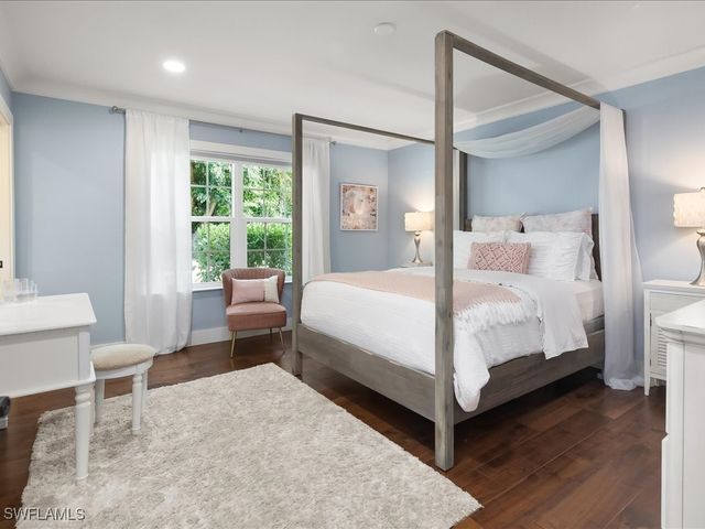 624 Ridge DR, Naples, FL 34108