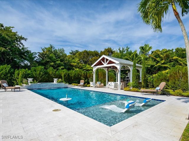 624 Ridge DR, Naples, FL 34108