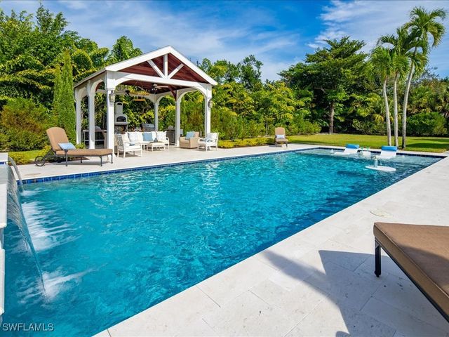 624 Ridge DR, Naples, FL 34108