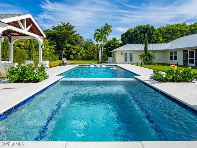 624 Ridge DR, Naples, FL 34108