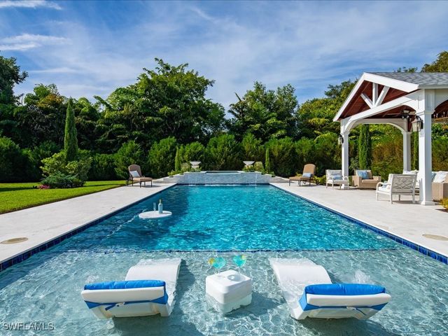 624 Ridge DR, Naples, FL 34108