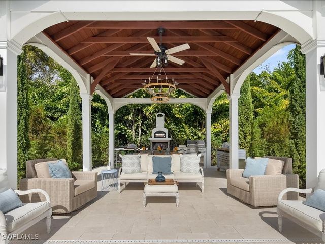 624 Ridge DR, Naples, FL 34108