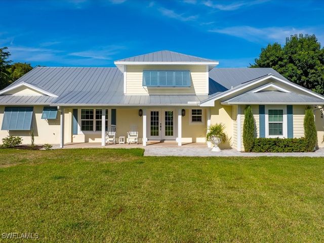 624 Ridge DR, Naples, FL 34108