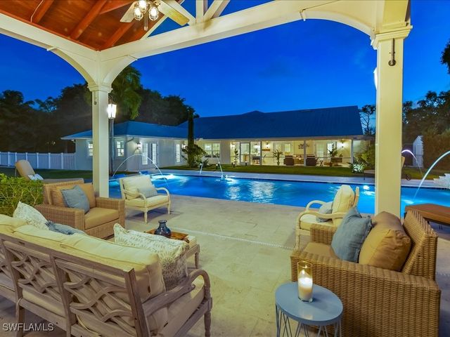 624 Ridge DR, Naples, FL 34108