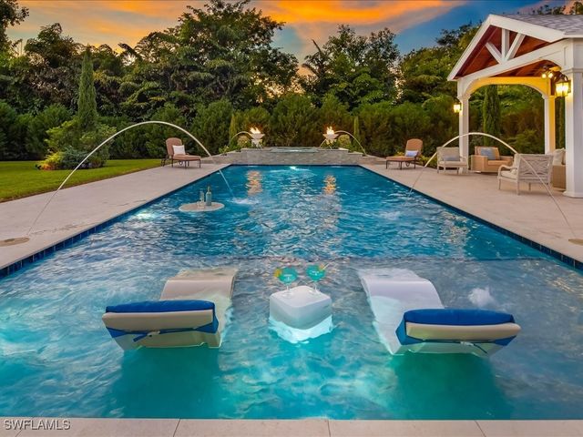 624 Ridge DR, Naples, FL 34108