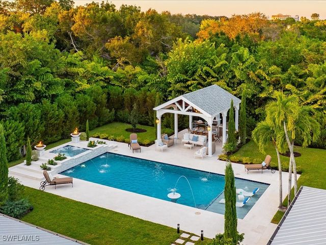 624 Ridge DR, Naples, FL 34108