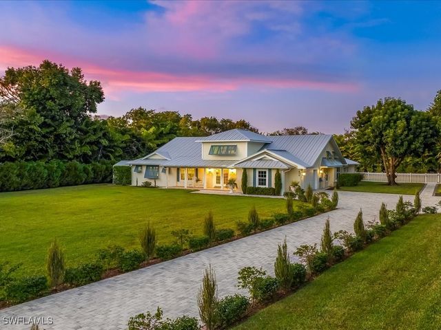 624 Ridge DR, Naples, FL 34108