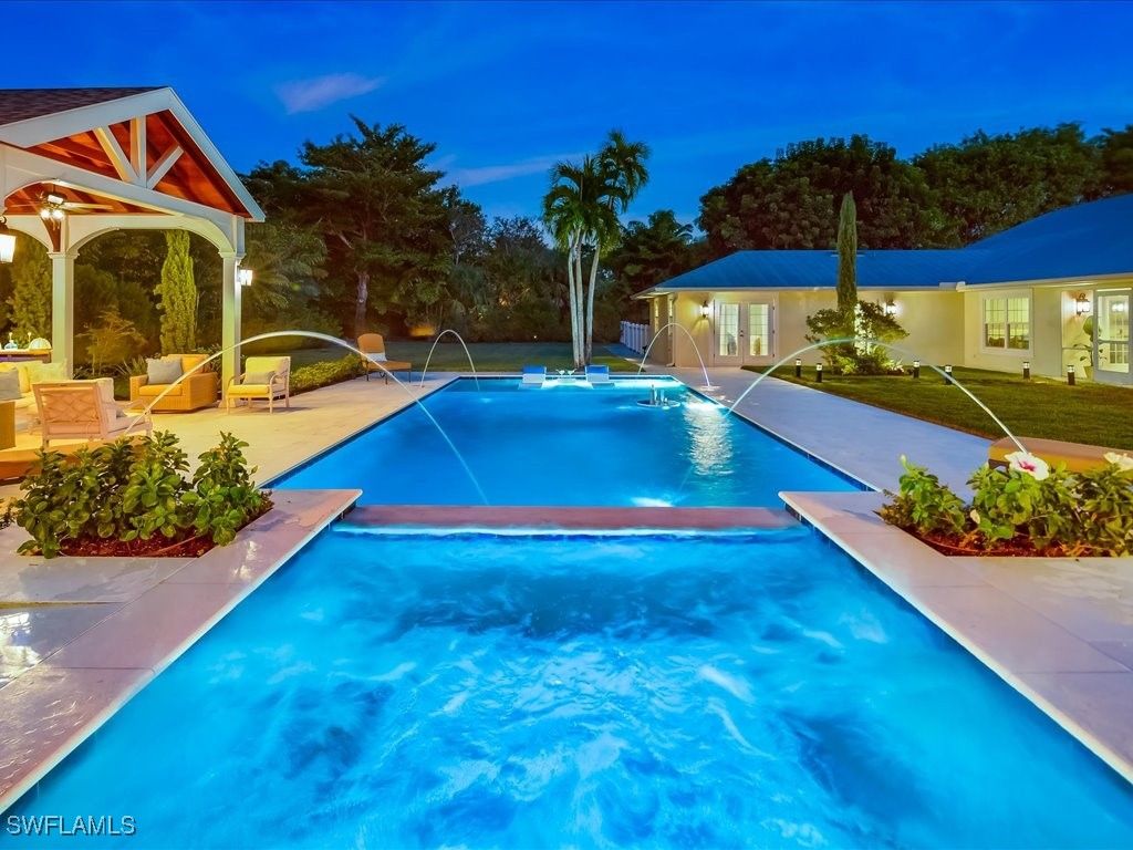 624 Ridge DR, Naples, FL 34108