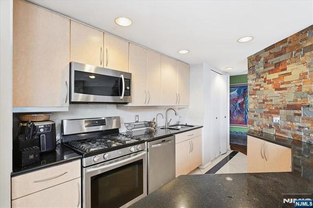 7004 Boulevard East 8C, Guttenberg, NJ 07093