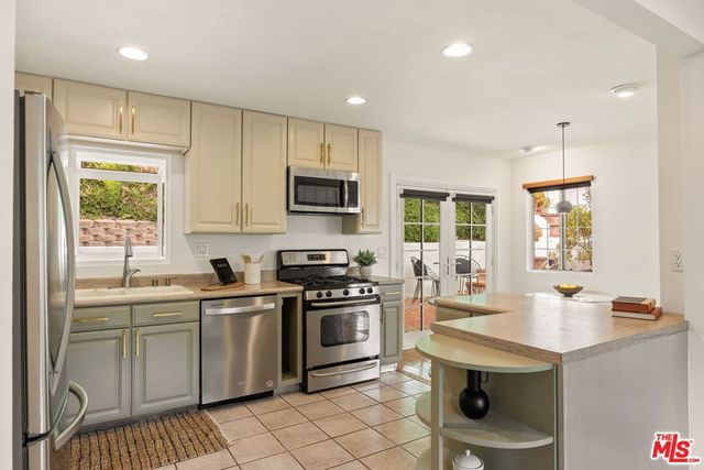4115 Knobhill Drive, Los Angeles, CA 91403