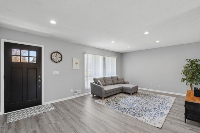 4770 142 nd Street W, Apple Valley, MN 55124