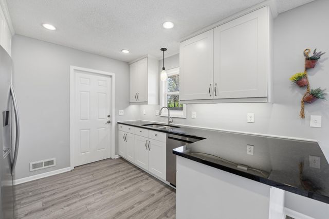 4770 142 nd Street W, Apple Valley, MN 55124