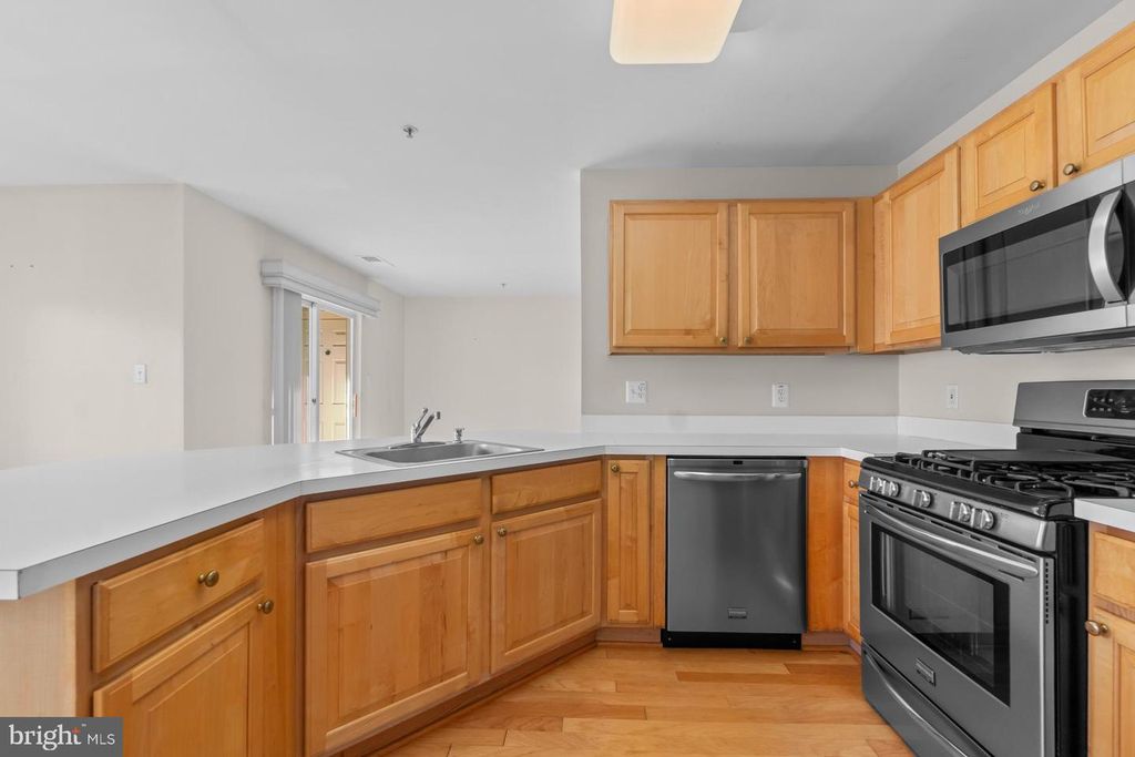 Image 9 of property listing at 15608 EVERGLADE LN #D201, Bowie, MD 20716