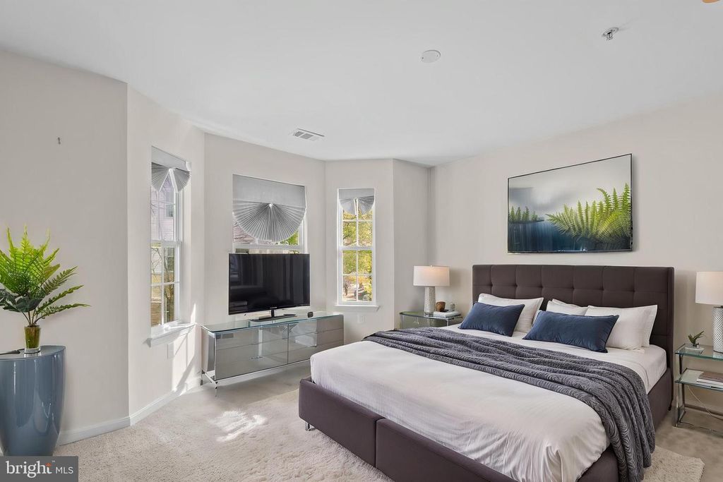 Image 14 of property listing at 15608 EVERGLADE LN #D201, Bowie, MD 20716