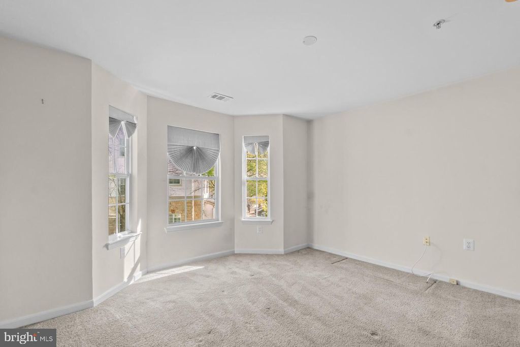 Image 15 of property listing at 15608 EVERGLADE LN #D201, Bowie, MD 20716