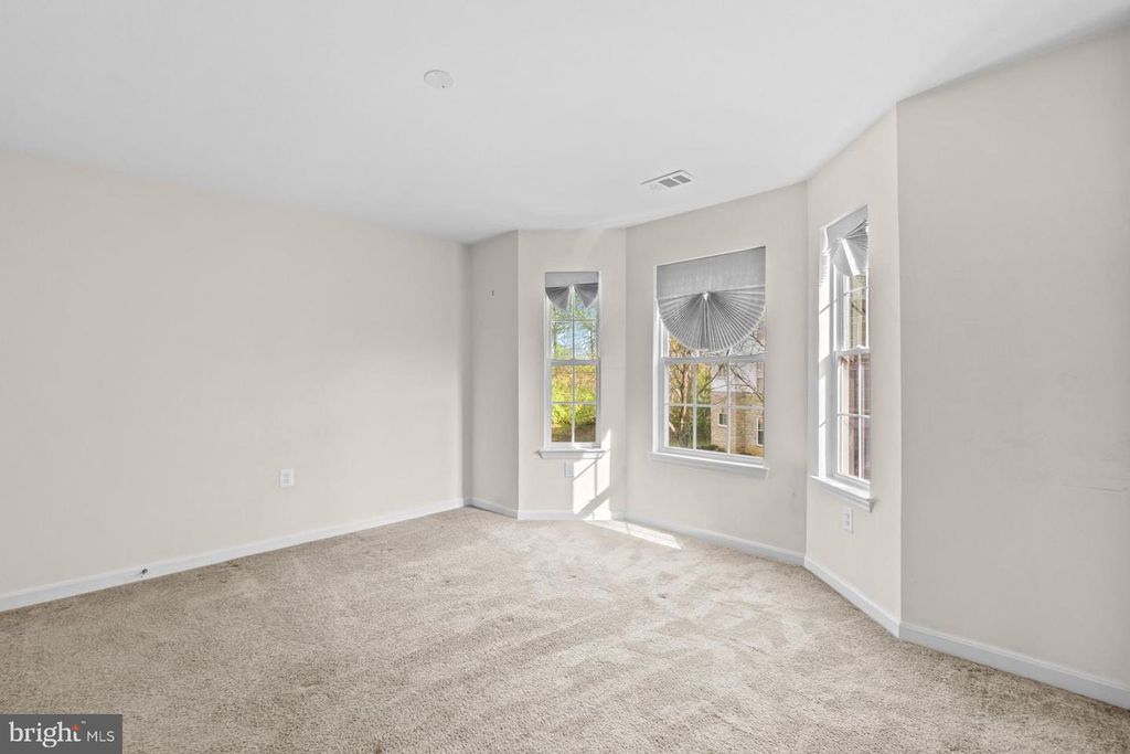 Image 16 of property listing at 15608 EVERGLADE LN #D201, Bowie, MD 20716