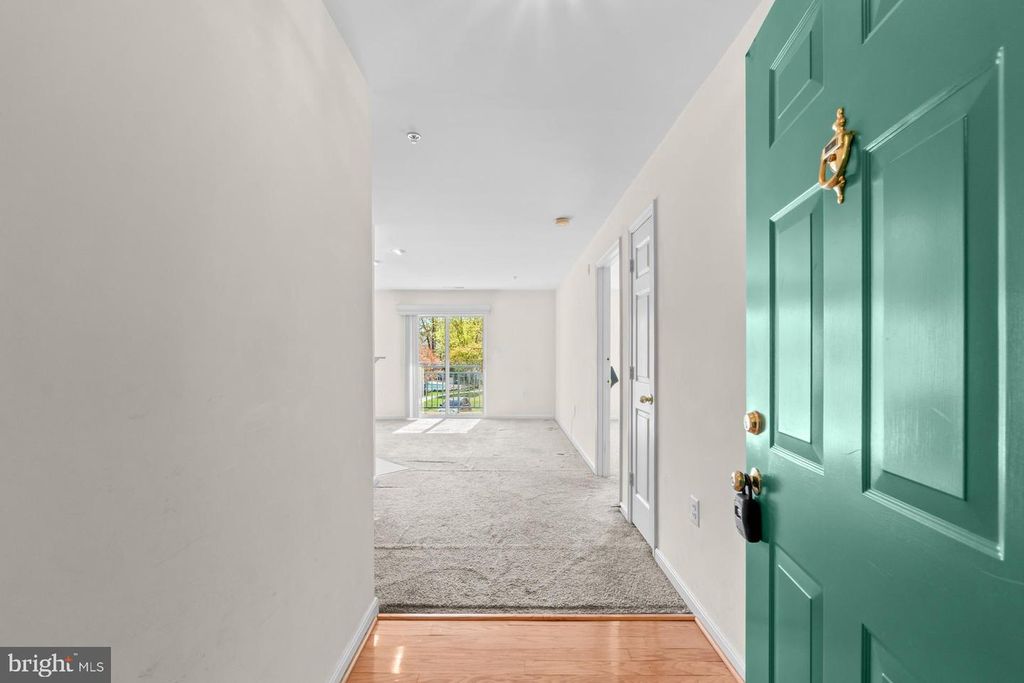 Image 2 of property listing at 15608 EVERGLADE LN #D201, Bowie, MD 20716