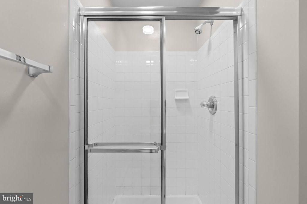 Image 20 of property listing at 15608 EVERGLADE LN #D201, Bowie, MD 20716