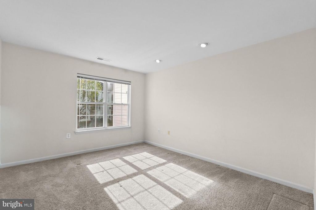 Image 23 of property listing at 15608 EVERGLADE LN #D201, Bowie, MD 20716