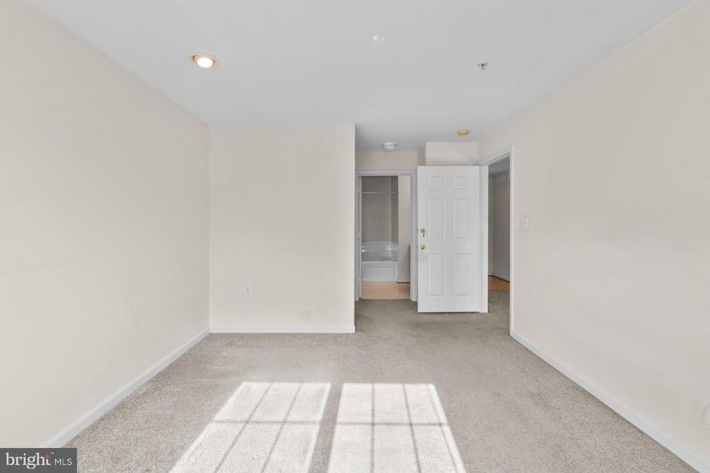 Image 25 of property listing at 15608 EVERGLADE LN #D201, Bowie, MD 20716