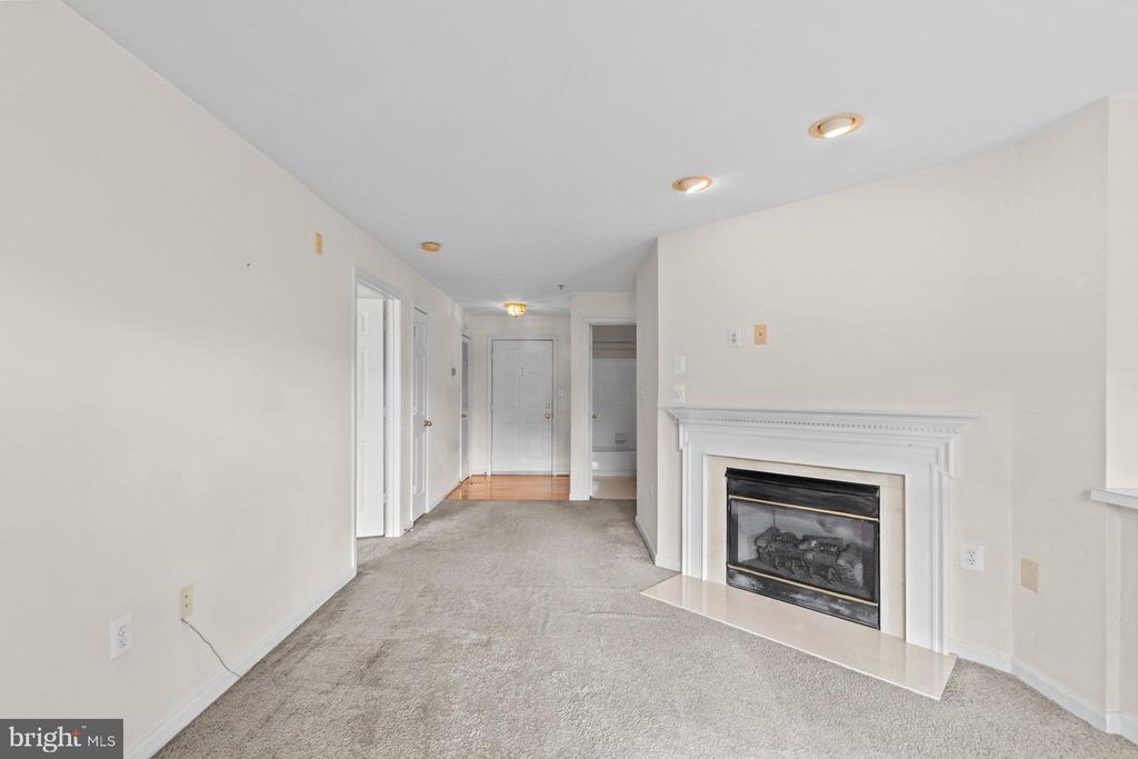 Image 4 of property listing at 15608 EVERGLADE LN #D201, Bowie, MD 20716