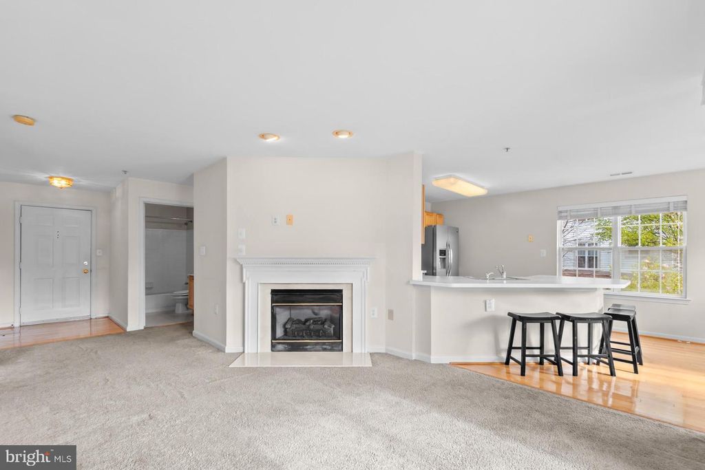 Image 5 of property listing at 15608 EVERGLADE LN #D201, Bowie, MD 20716