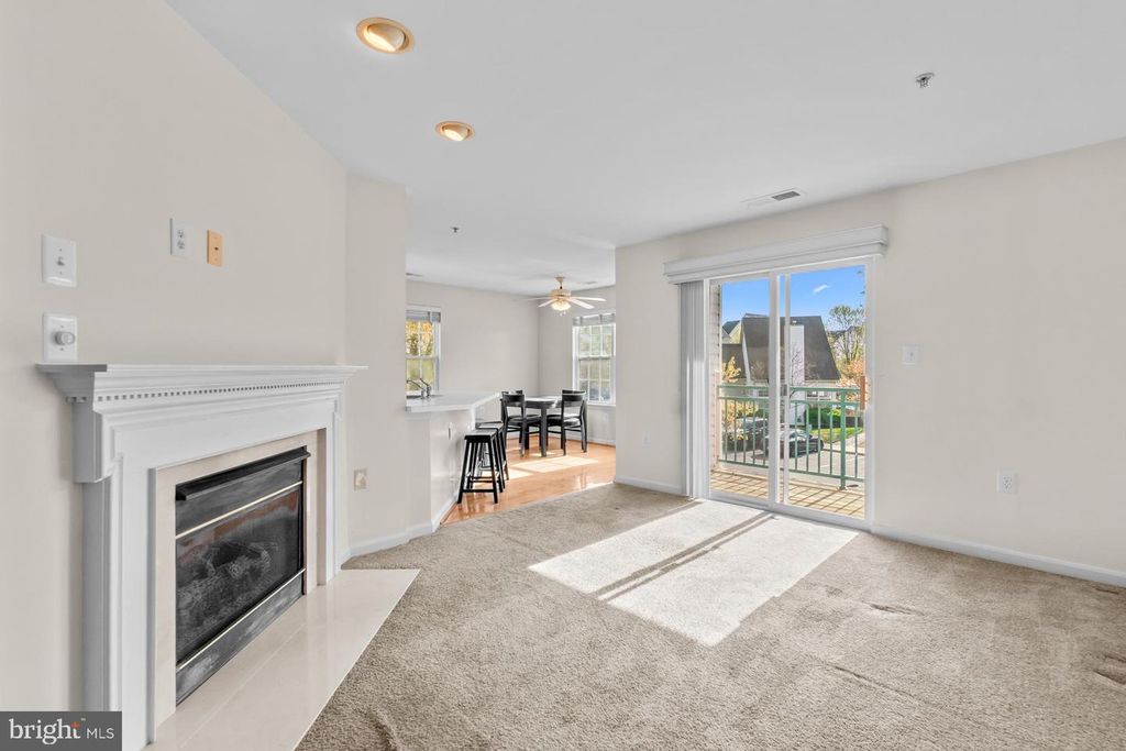 Image 6 of property listing at 15608 EVERGLADE LN #D201, Bowie, MD 20716