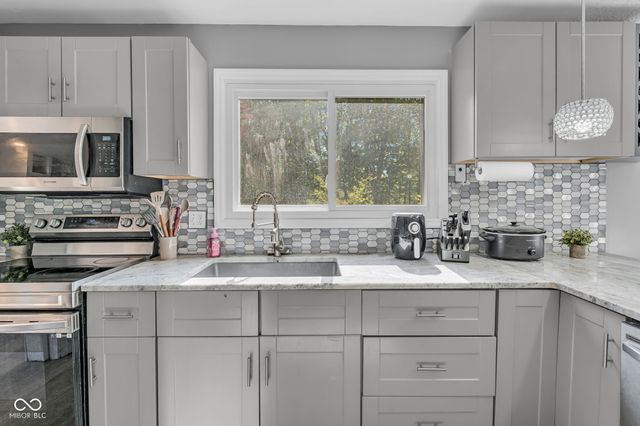 1039 Ridgeview Court, Avon, IN 46123