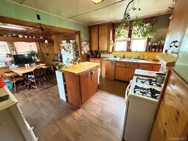 28 Banuat Road, Obernburg, NY 12766