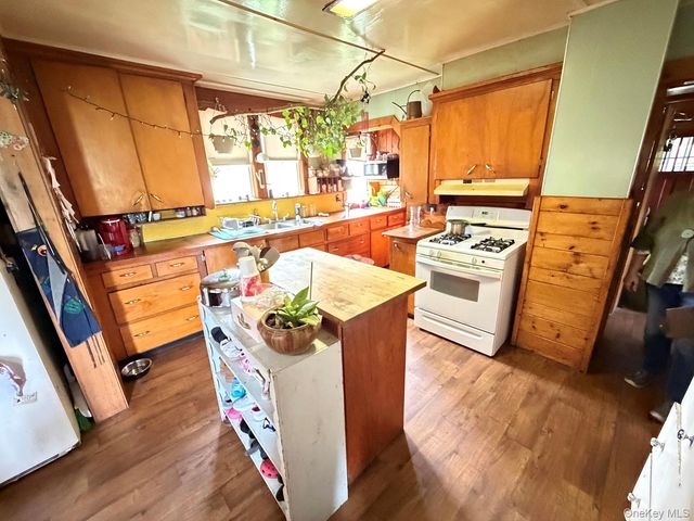 28 Banuat Road, Obernburg, NY 12766