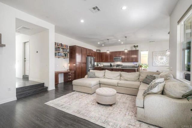 628 Topaz Court, Vista, CA 92083