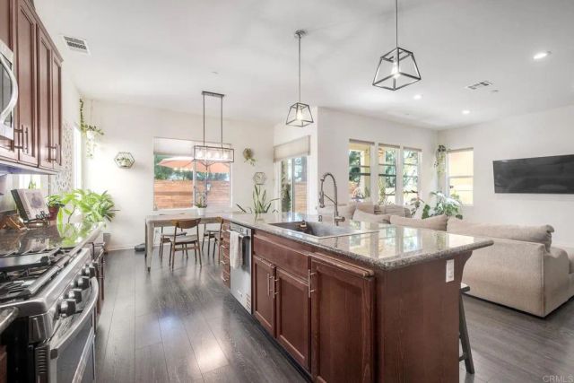 628 Topaz Court, Vista, CA 92083