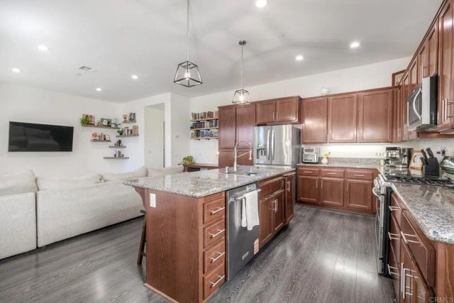 628 Topaz Court, Vista, CA 92083